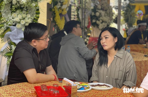 Hữu Châu nhắn nhủ Thanh Sói Thanh Hoa về bên chân Phật em nghe- Ảnh 3. Nghệ sĩ Gia Bảo (trái) và Phương Thanh tại đám tang diễn viên Thanh Hoa. Phương Thanh nói rằng cô và nhiều đồng nghiệp bị sốc khi nghe tin Thanh Hoa qua đời, cô đã hợp tác với Hoa trong nhiều phim, MV, đặc biệt là phim