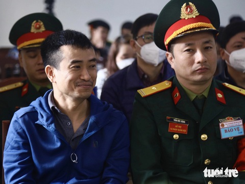 Mang hàng triệu USD đi hối lộ: Có thể bị xử lý hành vi rửa tiền- Ảnh 1. Phan Quốc Việt (trái) - bị cáo đầu vụ trong vụ án Việt Á đang chấn động dư luận cả nước - Ảnh: DANH TRỌNG
