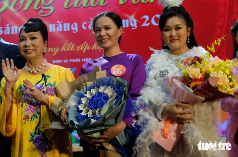 Từ trái qua, nghệ sĩ Bạch Tuyết và hai thí sinh được đề xuất trao giải nhất đồng hạng là Quỳnh Như và Mỹ Nhung - Ảnh: LINH ĐOAN Từ trái qua, nghệ sĩ Bạch Tuyết và hai thí sinh được đề xuất trao giải nhất đồng hạng là Quỳnh Như và Mỹ Nhung - Ảnh: LINH ĐOAN