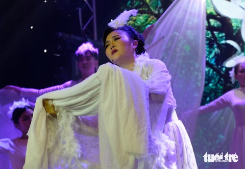 Thí sinh Mỹ Nhung dự thi trích đoạn Cánh hạc chiều đông - Ảnh: LINH ĐOAN Thí sinh Mỹ Nhung dự thi trích đoạn Cánh hạc chiều đông - Ảnh: LINH ĐOAN