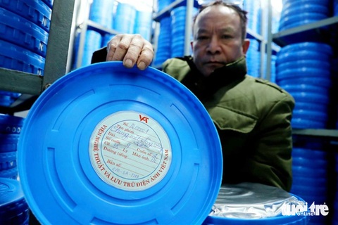 Nhân viên Viện Phim Việt Nam giới thiệu bản gốc Chung một dòng sông, bộ phim truyện đầu tiên của điện ảnh cách mạng Việt Nam, đang được bảo quản theo điều kiện tiêu chuẩn nghiêm ngặt tại viện - Ảnh: TRẦN HUẤN Nhân viên Viện Phim Việt Nam giới thiệu bản gốc Chung một dòng sông, bộ phim truyện đầu tiên của điện ảnh cách mạng Việt Nam, đang được bảo quản theo điều kiện tiêu chuẩn nghiêm ngặt tại viện - Ảnh: TRẦN HUẤN