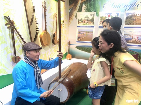 Nghệ nhân Võ Văn Bá giới thiệu chiếc đàn cò bằng gỗ dừa - Ảnh: HOÀI PHƯƠNG Nghệ nhân Võ Văn Bá giới thiệu chiếc đàn cò bằng gỗ dừa - Ảnh: HOÀI PHƯƠNG