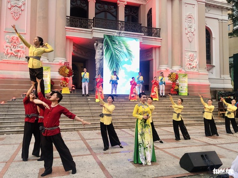 Chương trình nghệ thuật trước Nhà hát Thành phố - Ảnh: HOÀI PHƯƠNG Chương trình nghệ thuật trước Nhà hát Thành phố - Ảnh: HOÀI PHƯƠNG