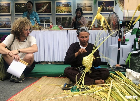 Hướng dẫn thắt lá dừa - Ảnh: HOÀI PHƯƠNG Hướng dẫn thắt lá dừa - Ảnh: HOÀI PHƯƠNG