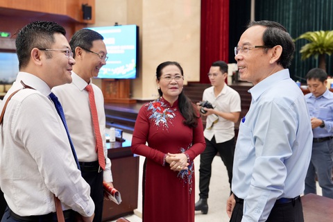 Qua nhiều nỗ lực, TP.HCM gỡ được gì cho các dự án bất động sản?- Ảnh 1. Bí thư Nguyễn Văn Nên (bìa phải), Chủ tịch HĐND TP.HCM Nguyễn Thị Lệ (giữa) dự hội nghị - Ảnh: HỮU HẠNH
