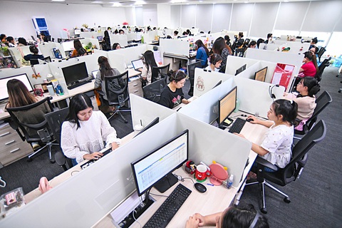 Gen Z và thế hệ cũ: Ai thích nghi ai?- Ảnh 1. Theo các chuyên gia, gen Z là thế hệ: thích học hỏi nhưng lại ngại bị phê bình; làm việc trách nhiệm nhưng điểm yếu là không chịu được áp lực; thích nghi nhanh nhưng lại ít thoải mái nếu có quá nhiều thay đổi - Ảnh: QUANG ĐỊNH