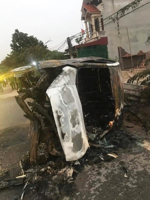 Điều tra vụ một người chết cháy trong xe ô tô- Ảnh 1. Hiện trường vụ việc một người chết cháy trong chiếc ô tô ngày 6-1 - Ảnh: NGỌC KHÁNH