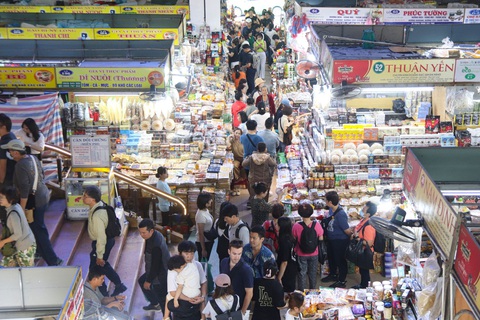 Chợ Hàn đông nghịt khách du lịch đến mua sắm dịp đầu năm- Ảnh 2. Chợ Hàn đông nghẹt du khách đến tham quan và mua sắm - Ảnh: THANH NGUYÊN