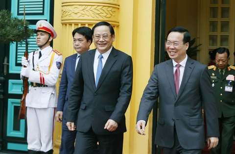 Chủ tịch nước: Việt Nam luôn sát cánh cùng Lào- Ảnh 3. Chủ tịch nước Võ Văn Thưởng tiễn Thủ tướng Lào Sonexay Siphandone sau cuộc tiếp - Ảnh: TTXVN