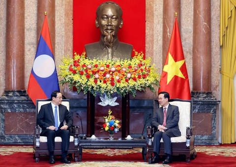 Chủ tịch nước: Việt Nam luôn sát cánh cùng Lào- Ảnh 2. Đây là lần thứ ba Chủ tịch nước Võ Văn Thưởng và Thủ tướng Lào Sonexay Siphandone gặp nhau trên cương vị mới - Ảnh: TTXVN