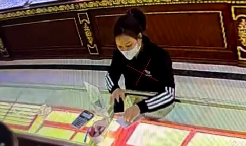 Giang đeo khẩu trang vào tiệm vàng tráo vàng giả lấy vàng thật - Ảnh: Công an cung cấp