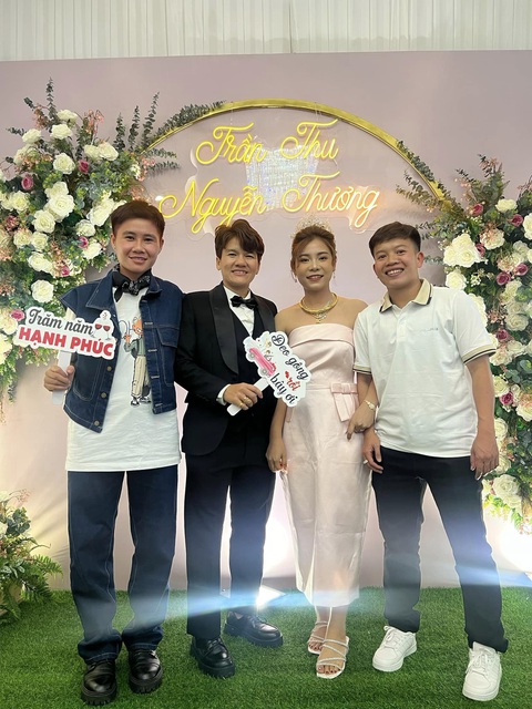 Nữ trung vệ đội tuyển nữ Việt Nam lấy vợ- Ảnh 4. Đồng đội ở CLB nữ TP.HCM đến dự tiệc cưới của Trần Thị Thu - Ảnh: FBNV