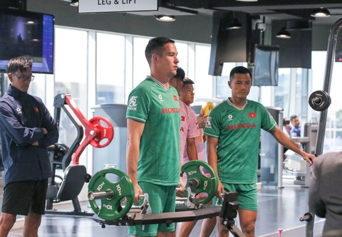 Các cầu thủ đội tuyển Việt Nam tập duy trì sức mạnh cơ bắp để có trạng thái tốt nhất cho buổi tập với bóng vào đêm nay theo giờ VN - Ành: VFF Các cầu thủ đội tuyển Việt Nam tập duy trì sức mạnh cơ bắp để có trạng thái tốt nhất cho buổi tập với bóng vào đêm nay theo giờ Việt Nam - Ành: VFF