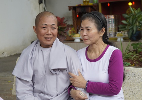 Chị Lạc (phải) em Hồng đoàn tụ nhờ Như chưa hề có cuộc chia ly Chị Lạc (phải) em Hồng đoàn tụ nhờ Như chưa hề có cuộc chia ly