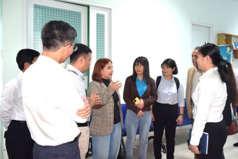 Vì sao TP.HCM muốn học theo mô hình bác sĩ gia đình của Cuba?- Ảnh 3. GS Sonia María González Vega chia sẻ thêm về văn phòng bác sĩ gia đình tại Cuba - Ảnh: T.T.