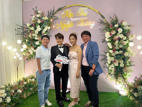Nữ trung vệ đội tuyển nữ Việt Nam lấy vợ- Ảnh 5. HLV Lưu Ngọc Mai (bìa trái) và HLV thủ môn Nguyễn Thị Kim Hồng dự lễ cưới của Trần Thị Thu - Ảnh: FBNV