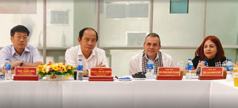 Vì sao TP.HCM muốn học theo mô hình bác sĩ gia đình của Cuba?- Ảnh 1. Lãnh đạo Sở Y tế TP.HCM cùng các chuyên gia Cuba tại buổi làm việc với quận 8 - Ảnh: T.T.