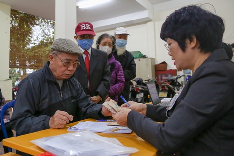 Vì sao Hà Nội khó tăng số nhận lương hưu qua thẻ ATM?- Ảnh 1. Người dân nhận lương hưu tại một điểm chi trả do nhân viên bưu điện phụ trách ở Hà Nội - Ảnh: HÀ QUÂN