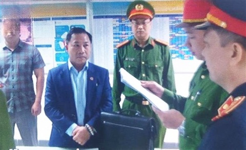 Công an Thái Bình: Ông Lưu Bình Nhưỡng thành khẩn nhận tội, chiếm hưởng 300.000 USD- Ảnh 1. Thời điểm cơ quan điều tra tống đạt quyết định khởi tố bị can đối với ông Lưu Bình Nhưỡng - Ảnh: Bộ Công an