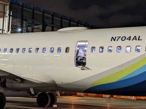 Ảnh chụp bên ngoài thân máy bay cho thấy một cửa thoát hiểm đã bị bung ra - Ảnh: KPTV Tin tức thế giới 7-8: Hamas bổ nhiệm lãnh tụ mới; Elon Musk kiện một liên minh quảng cáo- Ảnh 3.