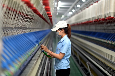 Thúc đẩy động lực tăng trưởng mới- Ảnh 1. Ngành dệt may trước thách thức duy trì đà tăng trưởng và nâng cao năng suất, công nghệ - Ảnh: N.AN