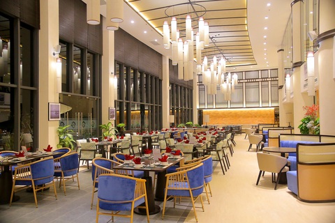 Nhà hàng không gian mở với tầm nhìn hồ bơi trung tâm và hướng biển, mang đến không gian thưởng thức ẩm thực hoàn hảo. Ảnh: Đ.H Nhà hàng không gian mở với tầm nhìn hồ bơi trung tâm và hướng biển, mang đến không gian thưởng thức ẩm thực hoàn hảo. Ảnh: Đ.H