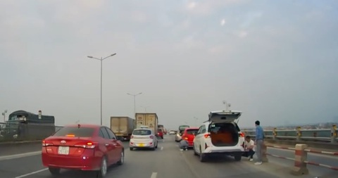 Xác định nguyên nhân khiến loạt ô tô bị nổ lốp trên cầu Thanh Trì- Ảnh 1. Loạt ô tô gặp sự cố nổ lốp trên cầu Thanh Trì - Ảnh: V.A.