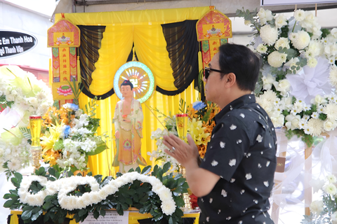 Hữu Châu nhắn nhủ Thanh Sói Thanh Hoa về bên chân Phật em nghe- Ảnh 2. NSƯT Thành Lộc đến thắp nhang cho Thanh Hoa - Ảnh: HẠNH LÊ