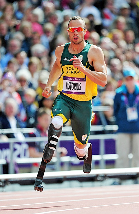 Pistorius được đặc xá: Sự sụp đổ của một huyền thoại- Ảnh 1. Từ người hùng, hình tượng của Pistorius đã hoàn toàn sụp đổ - Ảnh: PA