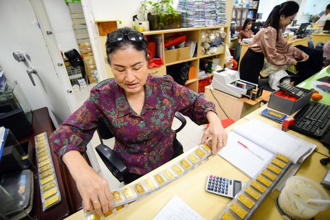 Kìm sự Giao dịch vàng miếng tại SJC, quận 3, TP.HCM - Ảnh: QUANG ĐỊNH