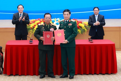 Chuyến thăm Lào, Campuchia của Chủ tịch nước Tô Lâm có ý nghĩa to lớn- Ảnh 3. Thủ tướng Phạm Minh Chính và Thủ tướng Lào Sonexay Siphandone (trái) chứng kiến lễ trao văn kiện hợp tác khi nhà lãnh đạo Lào thăm Việt Nam tháng 1-2024 - Ảnh: VGP