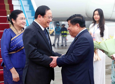 Thủ tướng Lào bắt đầu chuyến thăm chính thức Việt Nam- Ảnh 2. Bộ trưởng Bộ Kế hoạch và Đầu tư Nguyễn Chí Dũng đón Thủ tướng Lào Sonexay Siphandone và phu nhân tại sân bay - Ảnh: TTXVN