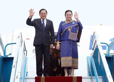 Thủ tướng Lào bắt đầu chuyến thăm chính thức Việt Nam- Ảnh 1. Thủ tướng Lào Sonexay Siphandone và phu nhân vẫy tay chào khi đến sân bay Nội Bài - Ảnh: TTXVN