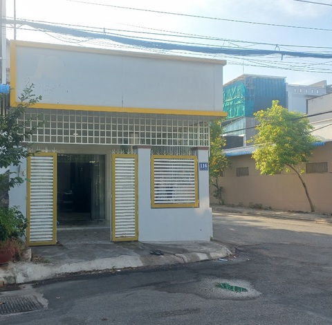 Thanh niên nghi làm tiền giả, xịt hơi cay, bắn súng khi bị kiểm tra- Ảnh 1. Căn nhà nơi Thiện cố thủ, chống trả lực lượng chức năng bằng cách xịt hơi cay, bắn súng pháo, đốt tài liệu phi tang - Ảnh: ĐỨC TRONG