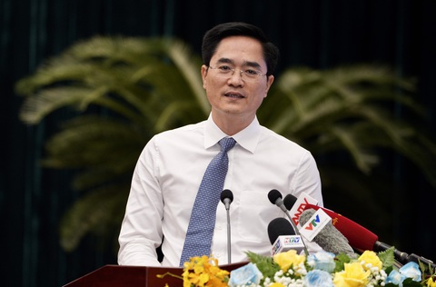 Vốn cho hạ tầng giao thông bằng 50% của Bộ GTVT, vài năm nữa đô thị TP.HCM sẽ tươi sáng- Ảnh 1. Giám đốc Sở Giao thông vận tải Trần Quang Lâm phát biểu tại hội nghị về kinh tế, xã hội do UBND TP.HCM tổ chức sáng 6-1 - Ảnh: HỮU HẠNH