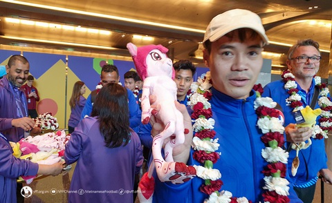 Asian Cup 2023: Tuyển Việt Nam hứng khởi tại Qatar- Ảnh 1. Văn Toàn và HLV Philippe Troussier được chào đón tại Qatar - Ảnh: VFF