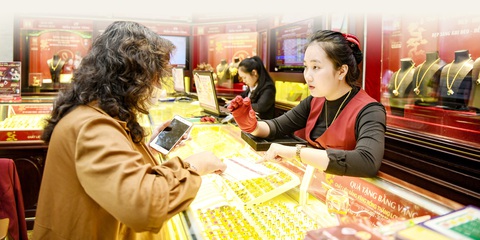 Kìm sự Khách hàng giao dịch mua bán vàng tại một cửa hàng vàng bạc đá quý trên phố Trần Nhân Tông, Hà Nội - Ảnh: NAM TRẦN