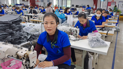 Chị Lạc làm công nhân may. Chị bảo mình vui vì thực hiện được ý nguyện của cha. - Ảnh: BTC Chị Lạc làm công nhân may. Chị bảo mình vui vì thực hiện được ý nguyện của cha - Ảnh: BTC
