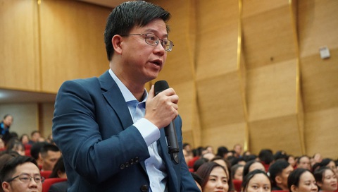 Chủ tịch Quốc hội: Doanh nghiệp, người lao động là trung tâm của mọi quyết sách- Ảnh 3. Anh Phạm Quang Hải - công nhân Công ty LG Innotek - kiến nghị việc ban hành quy định hướng dẫn cụ thể về nhà lưu trú công nhân, giá cho thuê nhà công nhân - Ảnh: TIẾN THẮNG