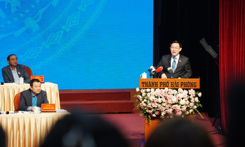 Chủ tịch Quốc hội: Doanh nghiệp, người lao động là trung tâm của mọi quyết sách- Ảnh 4. Chủ tịch Quốc hội Vương Đình Huệ giải đáp, thông tin nhiều nội dung cử tri quan tâm - Ảnh: TIẾN THẮNG