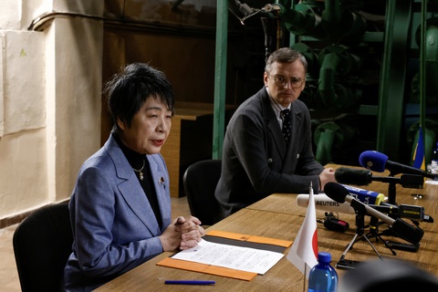 Ngoại trưởng Nhật Bản bất ngờ thăm Ukraine- Ảnh 1. Ngoại trưởng Nhật Bản Yoko Kamikawa và người đồng cấp Ukraine Dmitro Kuleba tại cuộc họp báo trong một hầm tránh bom ở thủ đô Kiev hôm 7-1 - Ảnh: REUTERS