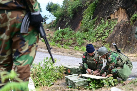 Ít nhất 15 người chết trong một cuộc không kích ở tây bắc Myanmar- Ảnh 1. Các thành viên của nhóm vũ trang dân tộc thiểu số Quân đội giải phóng dân tộc Ta'ang (TNLA) chuẩn bị vũ khí tại bang Shan, miền bắc Myanmar - Ảnh: AFP