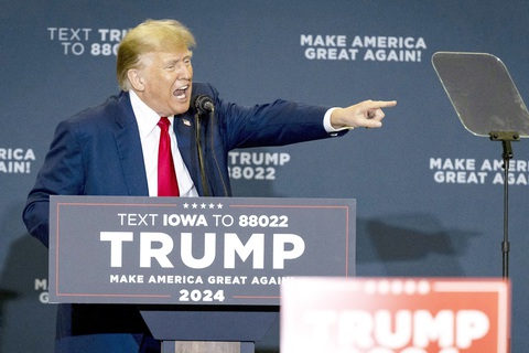Tòa Mỹ tranh cãi về tư cách tranh cử của ông Trump- Ảnh 1. Cựu tổng thống Mỹ Donald Trump tại cuộc vận động ở bang Iowa ngày 5-1 - Ảnh: AFP
