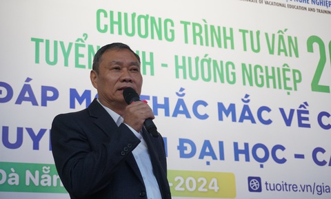 Tư vấn tuyển sinh tại Đà Nẵng: Học sinh có nhiều câu hỏi quá hay- Ảnh 6. Ông Mai Tấn Linh chia sẻ tại chương trình - Ảnh: ĐOÀN CƯỜNG