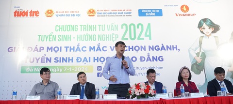 Tư vấn tuyển sinh tại Đà Nẵng: Học sinh có nhiều câu hỏi quá hay- Ảnh 1. Các chuyên gia giải đáp thắc mắc của học sinh - Ảnh: ĐOÀN CƯỜNG