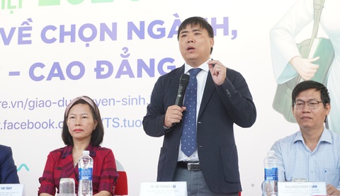 Tư vấn tuyển sinh tại Đà Nẵng: Học sinh có nhiều câu hỏi quá hay- Ảnh 3. TS Võ Thanh Hải giải đáp câu hỏi của học sinh - Ảnh: ĐOÀN CƯỜNG