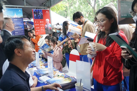 Tư vấn tuyển sinh tại Đà Nẵng: Học sinh có nhiều câu hỏi quá hay- Ảnh 5. Học sinh Đà Nẵng tham quan tại các gian hàng - Ảnh: ĐOÀN CƯỜNG