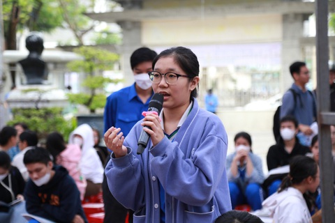 Tư vấn tuyển sinh tại Đà Nẵng: Học sinh có nhiều câu hỏi quá hay- Ảnh 2. Chương trình thu hút học sinh đặt câu hỏi đến những phút cuối - Ảnh: ĐOÀN NHẠN