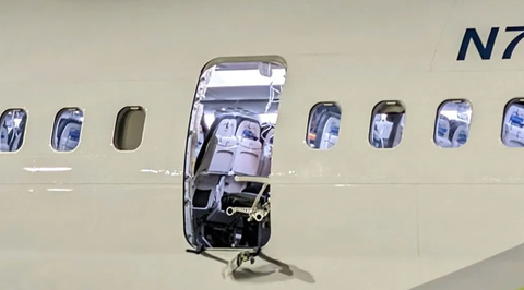 Nhiều nước dừng khai thác Boeing 737 MAX 9 sau sự cố bung cửa giữa không trung- Ảnh 2. Lỗ hổng nhìn từ bên ngoài - Ảnh: KATU