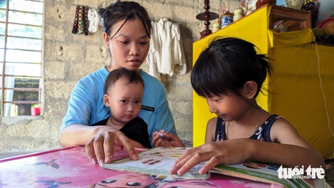 Thêm trợ giúp hai cánh cò mồ côi của Tiếp sức đến trường- Ảnh 1. Từ khi mẹ mất, cô bé Nguyễn Nữ Kiều Oanh đã phải “vội lớn” để làm cha, làm mẹ nuôi các em - Ảnh: NHẬT LINH